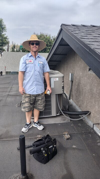 Dial ONE Schilling air conditionging contractor servicing a rooftop ac unit.